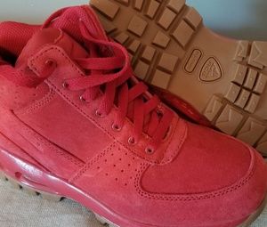 Nike boys 5.5 ACG All Trac Sneaker Boots